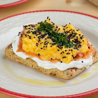 ტოსტი სქრემბლით ორაგულით და კრემყველით