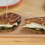 ავოკადოს და სულგუნის სენდვიჩი