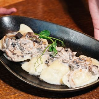 კარტოფილით და ნაღების სოკოს სოუსით/With potatoes and creamy mushroom sauce