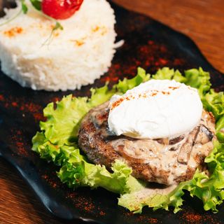 საქონლის ხორცი ბრინჯით და მოხარშული კვერცხით/Beef with rice and boiled egg