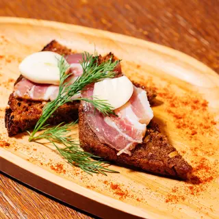 ჭვავის პური სალასთან ერთად/Rye bread with pork fat