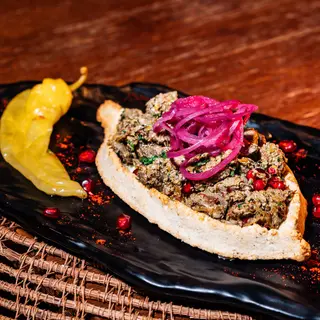 კუჭმაჭი მჭადზე/Liver with nuts on a corn tortilla