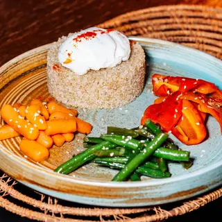 კინოა ბოსტნეულითა და კვერცხი პაშოტით/quinoa with vegetables and poached egg