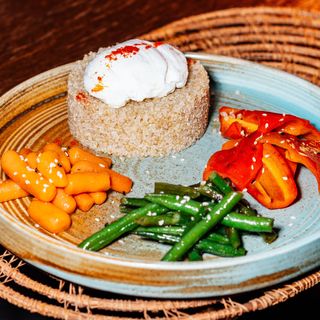 კინოა ბოსტნეულით და კვერცხით პაშოტით/quinoa with vegetables and poached egg