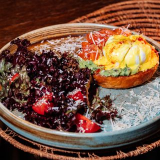 კვერცხი ბენედიქტი ტოსტზე მსუბუქად დამარილებული ორაგულით და გუაკამოლე სოუსით/Eggs Benedict on toast with lightly salted salmon and guacamole sauce