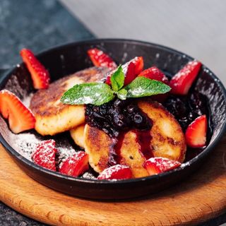 ხაჭოს მაჭკატები კენკრის კონფიტურით/Cottage cheese pancakes with berry jam