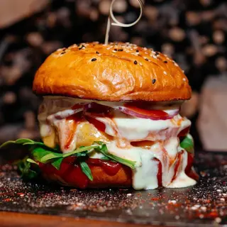 საქონლის ხორცის ბურგერი ბარბექიუს სოუსით/Beef burger with barbecue sauce