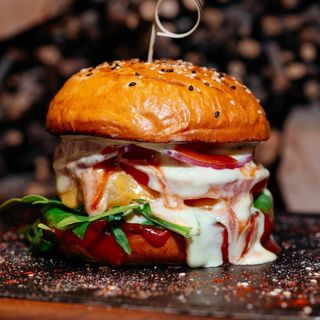 საქონლის ხორცის ბურგერი ბარბექიუს სოუსით/Beef burger with barbecue sauce