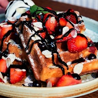 ბელგიური ვაფლები კენკრით და ვანილის ნაყინით/ Belgian waffles with berries and vanilla ice cream