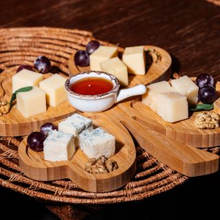 ევროპული ყველების დაფა/Europian cheeses plate