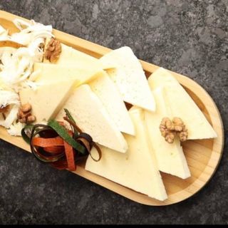 სხვადასხვა ქართული ყველები/Assorted Georgian cheeses