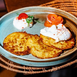 კარტოფილის ოლადები მ/დ ორაგულით და კვერცხი პაშოტით/Potato pancakes with salmon and poached egg