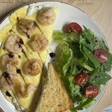 146 ომლეტი ნაღების ყველით, კრევეტებით, ბალზამიკოს სოუსით და სალათით