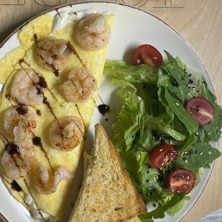 146 ომლეტი ნაღების ყველით, კრევეტებით, ბალზამიკოს სოუსით და სალათით