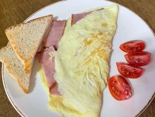 ომლეტი ლორით და ყველით 08