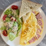 ლორისა და ყველის ომლეტი, სალათი და ტოსტი