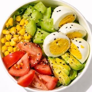 კეტო ბოულის თასი (კვერცხი, ბოსტნეული)