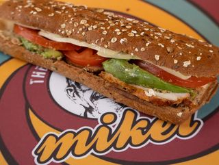 ქათმის და ავოკადოს სენდვიჩი