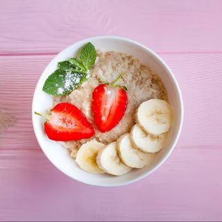 Oatmeal with milk, strawberries and banana, 300g