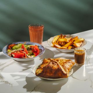 კომბო - ფენოვანი ხაჭაპური და შემწვარი კარტოფილი