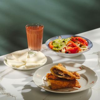 კომბო - ჩებურეკი და სალათი