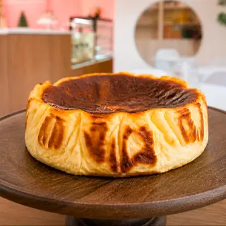 Basque Cheesecake (730 g: 6 servings)