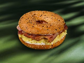 ბეიგელი სქრამბლით და ბეკონით