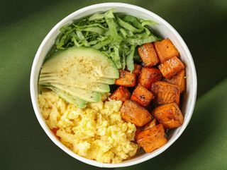 სქრამბლ სალათი