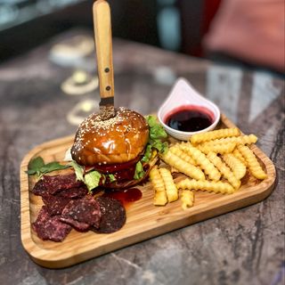 ბურგერი საქონლის ხორცით და ალუბლის სოუსით