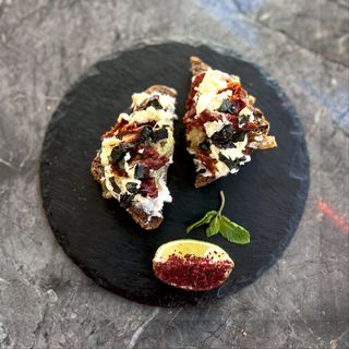 ბრუსკეტა სტრაჩატელათი და ბადრიჯნით