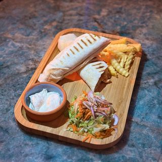 ლიბანური შაურმა ქათმის ხორცით, კარტოფილის ფრით და ბოსტნეულის სალათით