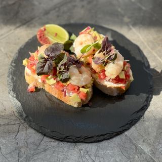 ბრუსკეტა კრევეტებით და ავოკადოს კარაქით