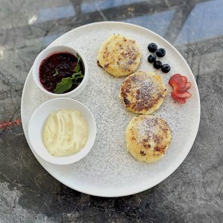 სახლში დამზადებული სირნიკები რედბერიჯელის ჯემით და კრეამ-პუდინგით