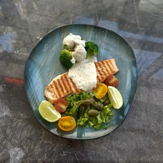 ორაგულის სტეიკი და ბროკოლი კრემის სოუსით