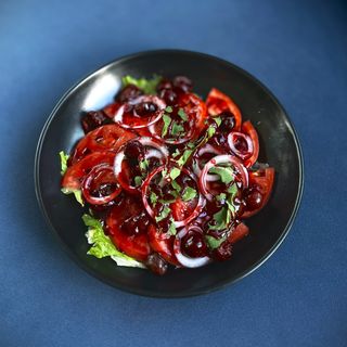 ბოსტნეულის სალათი ალუბლით