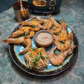 გრილზე შემწვარი სამეფო კრევეტები სალათით და ავოკადოს სოუსით