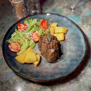 სტეიკ მინიონი კარტოფილის ბალიშზე ბოსტნეულის სალათით