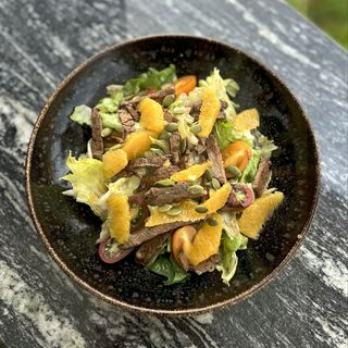 სალათი საქონლის ხორცით და ფორთოხლით