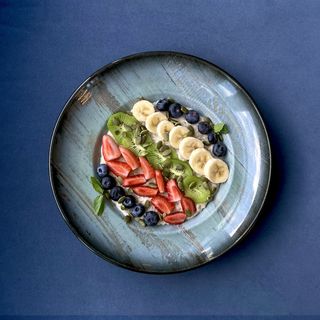 შვრიის ფაფა რძეზე ხილით და თესლებით