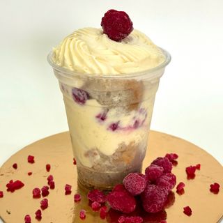 ჭიქის ტორტი ჟოლოთი