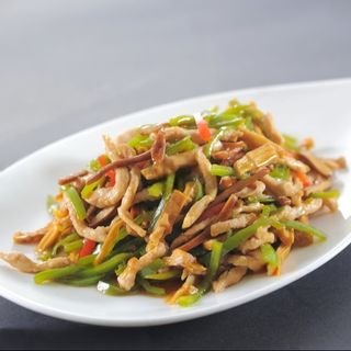 U7 -  ღორის ხორცი მწვანე წიწაკით და ტოფუთი - 青椒香干炒肉丝