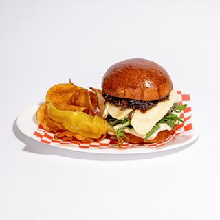 ბურგერი ლეღვის მურაბით და ბრის ყველით