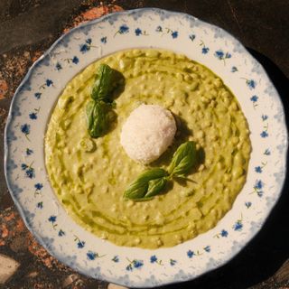 ქერის რიზოტო სატაცურით , ბაზილიკით, პესტოთი და პოშირებული კვერცხით