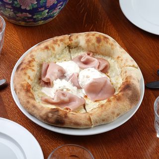 პიცა მორტადელა სტრაჩატელა