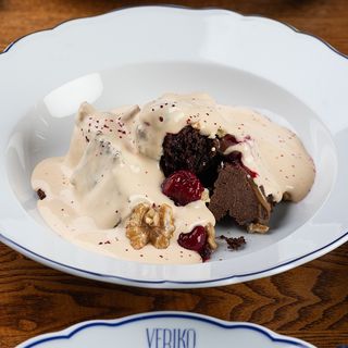 კაკაოს ბისკვიტი ფაფუკი კრემით და ალუბლით