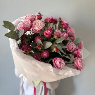 სპრეი ვარდების დიდი თაიგული 10