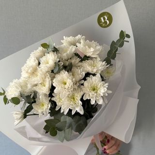 თეთრი ქრიზანთემების თაიგული