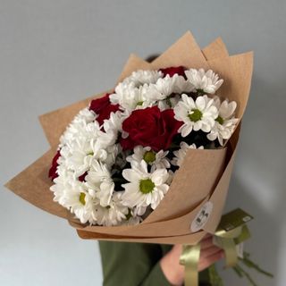 ქრიზანთემებისა და წითელი ვარდების თაიგული