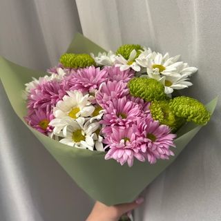 ფერადი ქრიზანთემების თაიგული