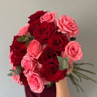 წითელი და ვარდისფერი ვარდების თაიგული